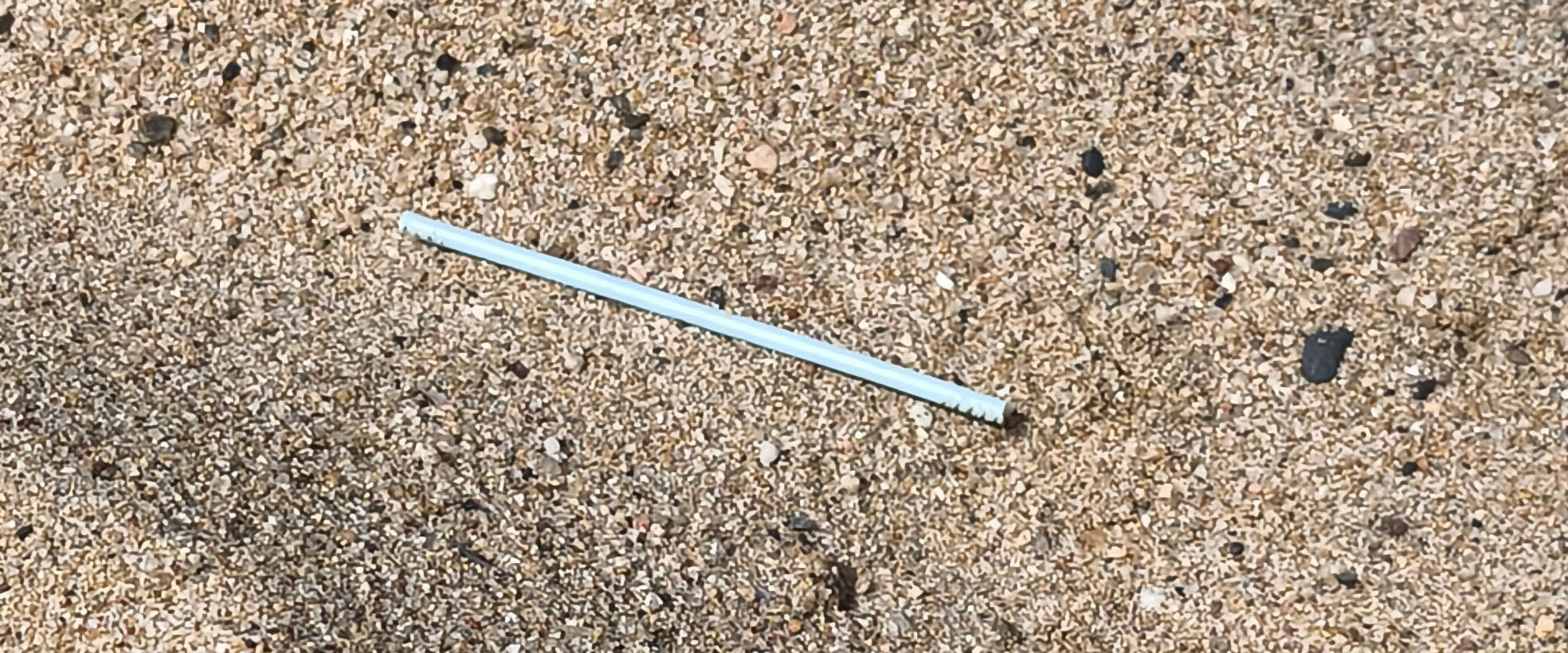 L'estate, il mare e la plastica invisibile: perché troviamo ancora i bastoncini cotonati sulle spiagge?